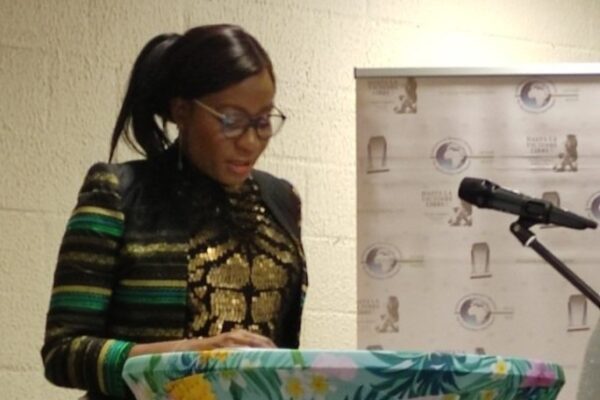 Nicole Ndongala recibe el Premio Victoire Ingabire